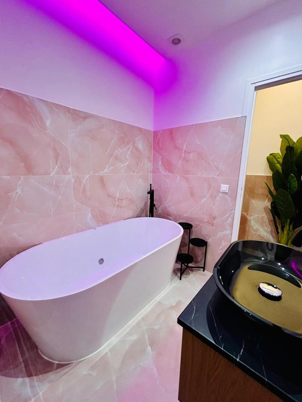 Intimate Escape - Seaside - Spa Bath - Wifi - Ac Nizza Esterno foto